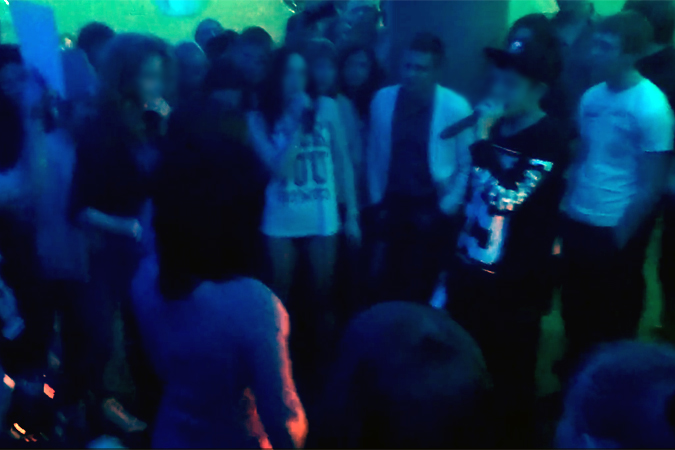 В Красноярске девушки разделились при всех, чтобы получить пятый iPhone В Красноярске девушки разделились при всех, чтобы получить пятый iPhone