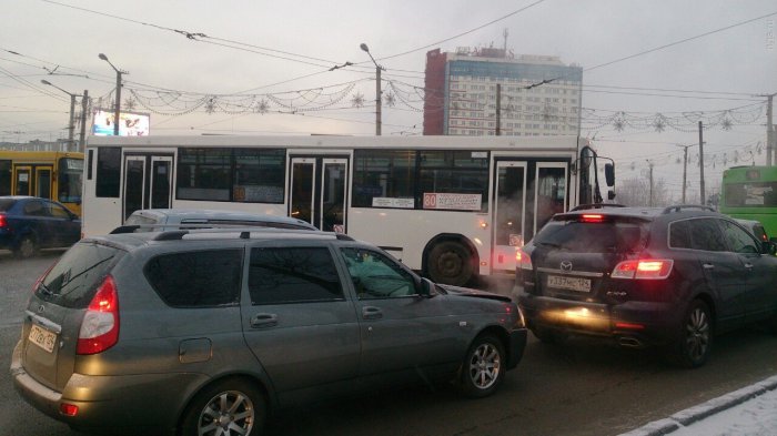 Из-за аварии на Предмостной правобережье Красноярска встало в пробке