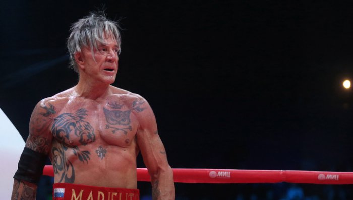 Микки Рурк нокаутировал бомжа в Москве