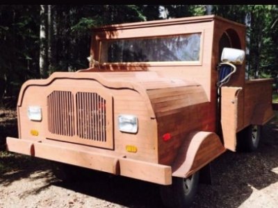 Китаец построил деревянный электромобиль.