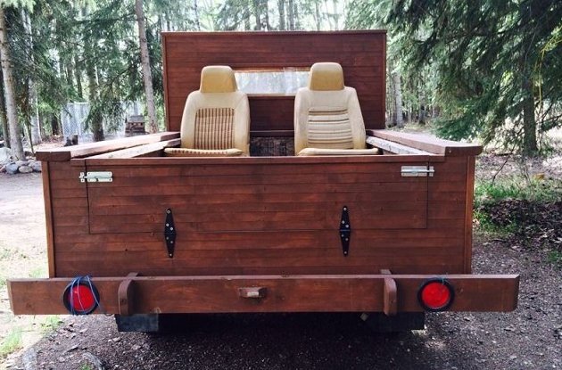 Китаец построил деревянный электромобиль.