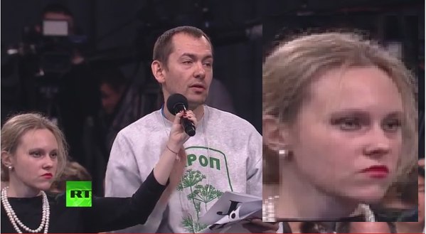 Девушка, разносящая микрофон, источает добро!