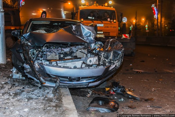 В Красноярске снегоуборочная машина раздавила автомобиль Mazda