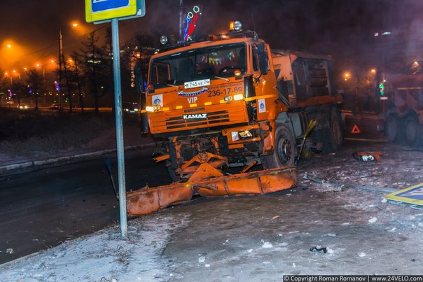 В Красноярске снегоуборочная машина раздавила автомобиль Mazda