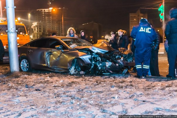 В Красноярске снегоуборочная машина раздавила автомобиль Mazda
