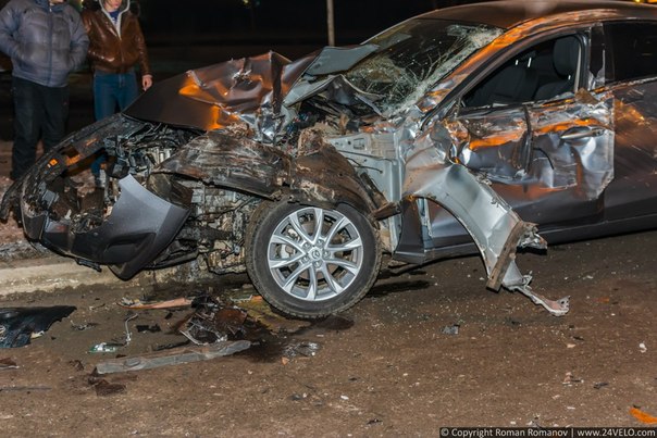 В Красноярске снегоуборочная машина раздавила автомобиль Mazda