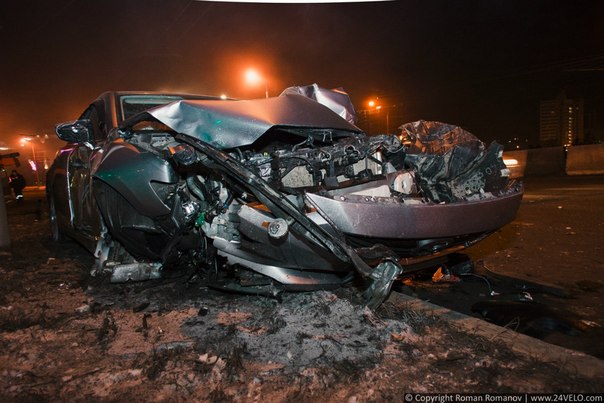 В Красноярске снегоуборочная машина раздавила автомобиль Mazda