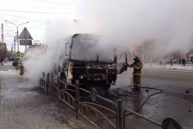 В Красноярске на перекрёстке проспекта Мира и улицы Профсоюзов горит автобус