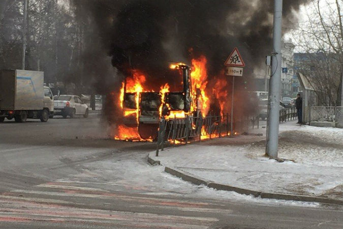 В Красноярске на перекрёстке проспекта Мира и улицы Профсоюзов горит автобус