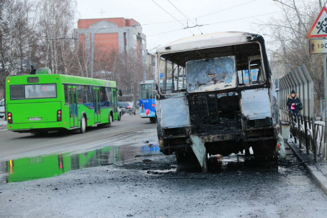 В Красноярске на перекрёстке проспекта Мира и улицы Профсоюзов горит автобус