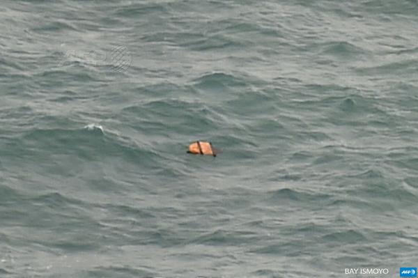 Обнаружены обломки пропавшего авиалайнера AirAsia и тела погибших пассажиров