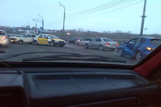 В Красноярске столкнулись около десяти машин