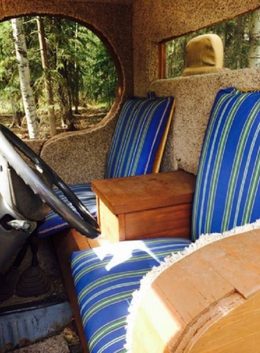 Китаец построил деревянный электромобиль.