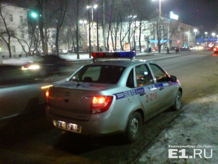 Екатеринбуржец получил штраф за то, что попросил сотрудников ДПС наказать водителя, остановившегося на тротуаре