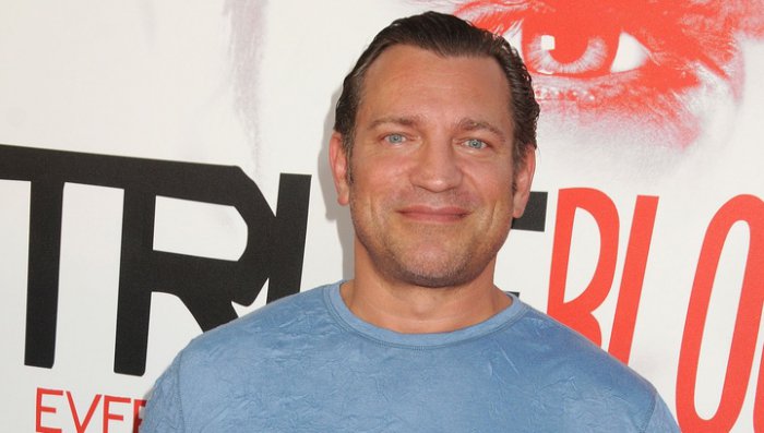 Сожрал заложника!