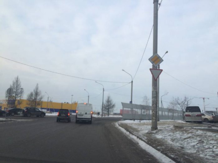 На перекрестке Авиаторов – 9 Мая в Красноярске установили знаки приоритета