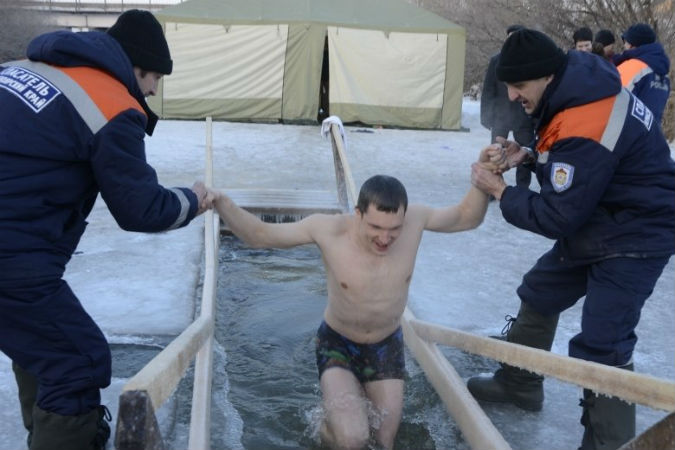 Красноярцы искупались в крещенской проруби, несмотря на запреты