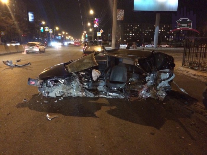 В Красноярске на проспекте Металлургов иномарку разорвало после удара о бетонный блок