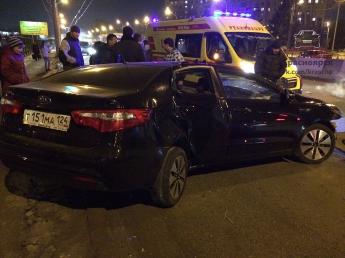 В Красноярске на проспекте Металлургов иномарку разорвало после удара о бетонный блок