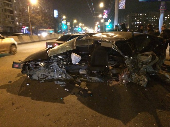 В Красноярске на проспекте Металлургов иномарку разорвало после удара о бетонный блок
