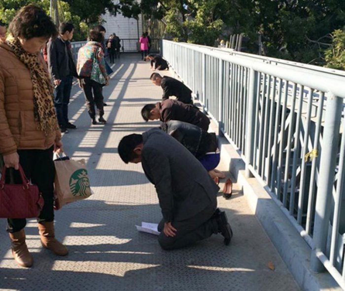 В Китае поставили на колени не выполнивших план sales-менеджеров