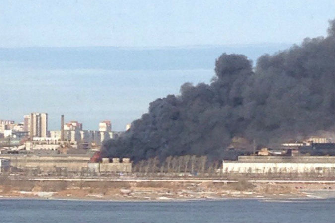 В Красноярске дым охватил Комбайновый завод