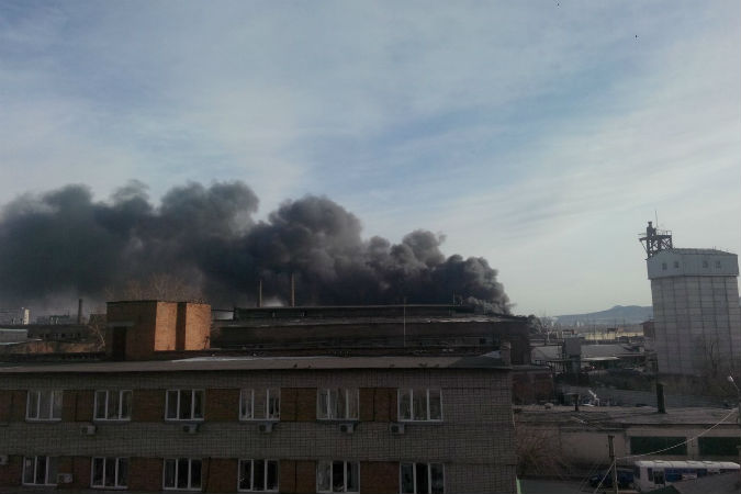 В Красноярске дым охватил Комбайновый завод