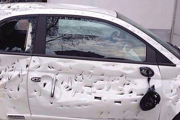 Житель Красноярска топором разрубил четыре автомобиля