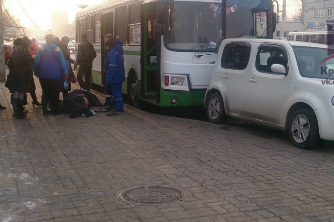В Красноярске водителю автобуса стало плохо за рулем: пострадали шесть автомобилей
