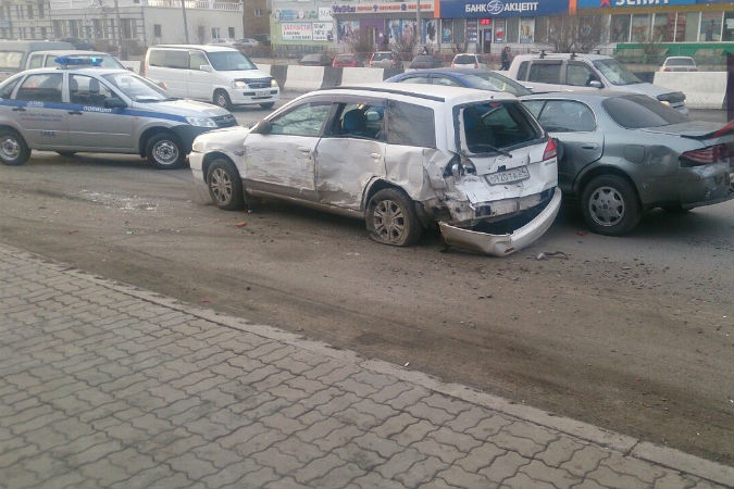 В Красноярске водителю автобуса стало плохо за рулем: пострадали шесть автомобилей