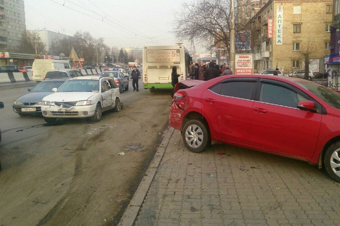 В Красноярске водителю автобуса стало плохо за рулем: пострадали шесть автомобилей
