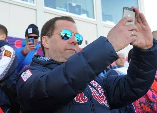 Хакеры продают содержимое iPhone Медведева