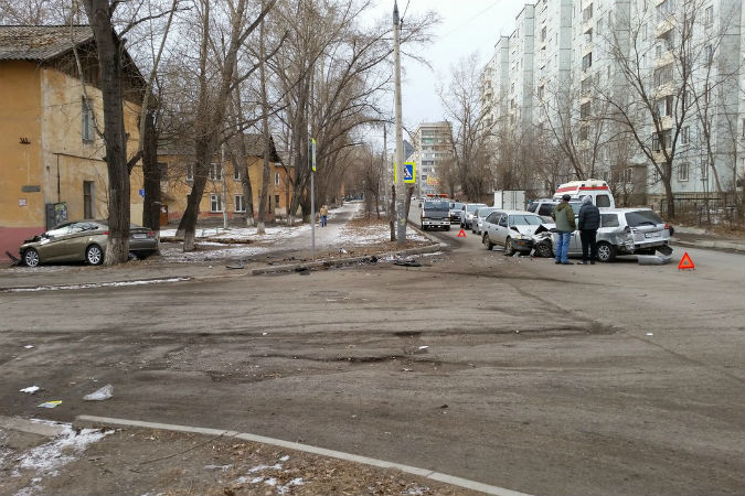 В Красноярске Hyundai въехал в стену дома