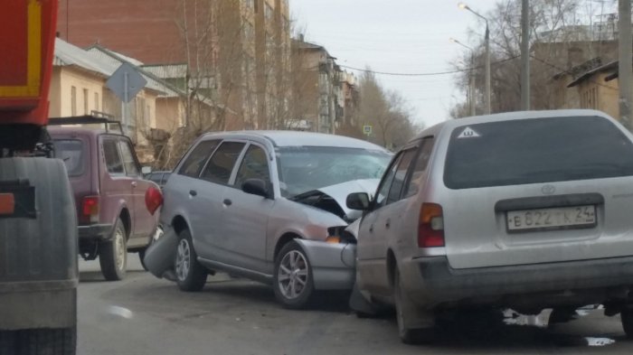В Красноярске Hyundai въехал в стену дома
