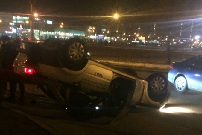 Автоледи из Красноярска «уложила» на крышу полицейскую машину