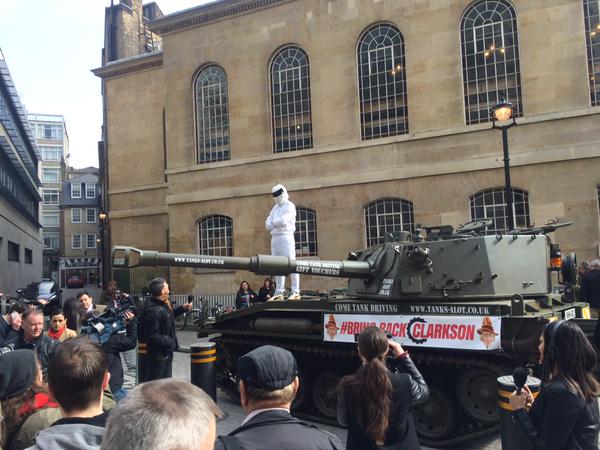 К офису BBC на танке привезли петицию с просьбой вернуть Джереми Кларксона в Top Gear