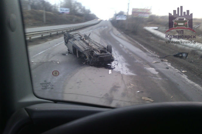 В автомобиль красноярского полицейского влетела иномарка
