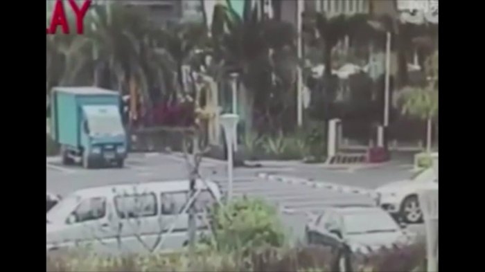 Ужасное дтп 06.03.2015 в Китае от мощного удара автомобиля люди падали с моста, девять человек погибло.