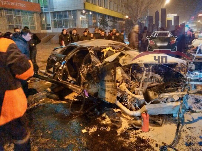 В центре Красноярска иномарка разбилась о столб