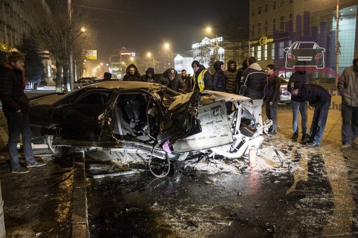 В центре Красноярска иномарка разбилась о столб