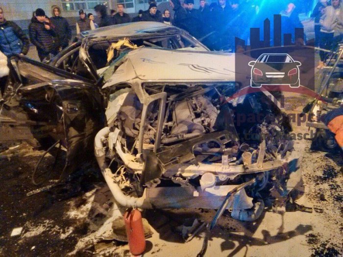 В центре Красноярска иномарка разбилась о столб