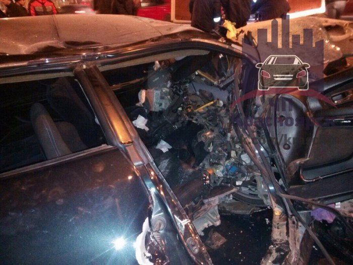 В центре Красноярска иномарка разбилась о столб