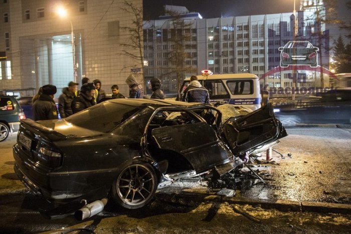 В центре Красноярска иномарка разбилась о столб