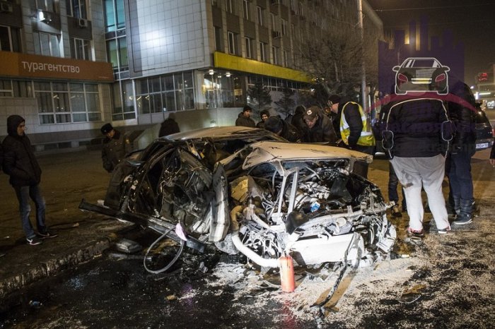 В центре Красноярска иномарка разбилась о столб