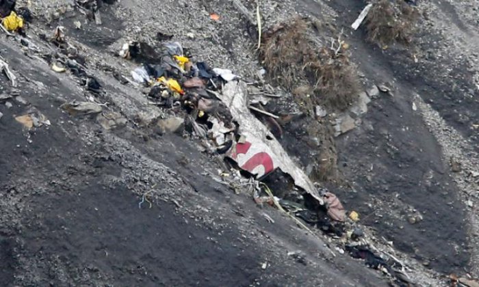 Любите, девушки, простых романтиков: отважных летчиков...