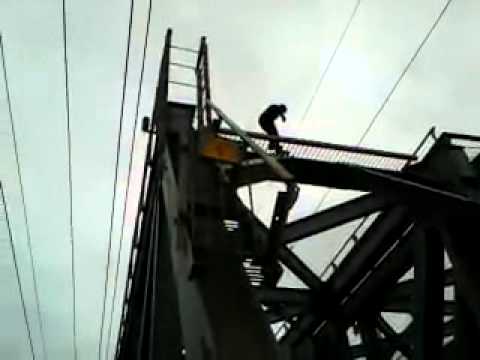 Мост убивает током очередного подростка