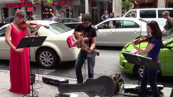 Красивое классическое исполнение музыки уличными музыкантами Красивое классическое исполнение музыки уличными музыкантами