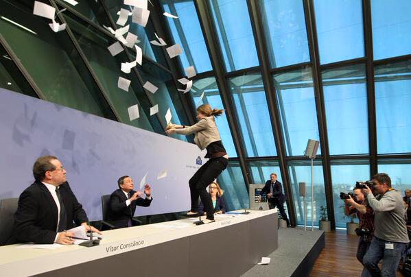 На главу ЕЦБ Марио Драги напали с конфетти