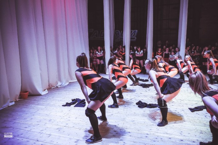 Оренбургские «пчелки» протестуют против закрытия школы танцев (6 фото)