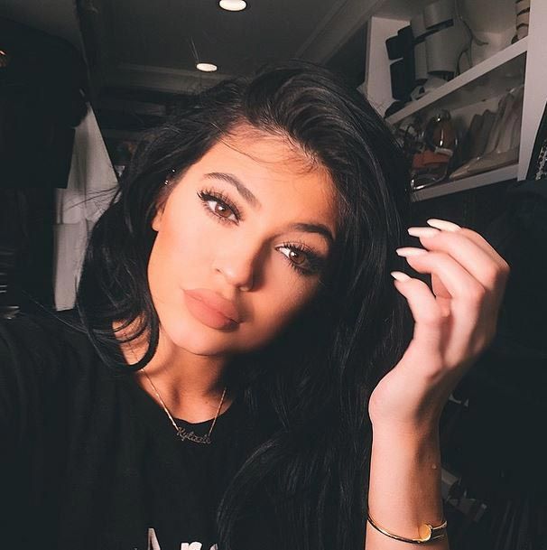 Подростки накачивают губы бутылками и стаканами